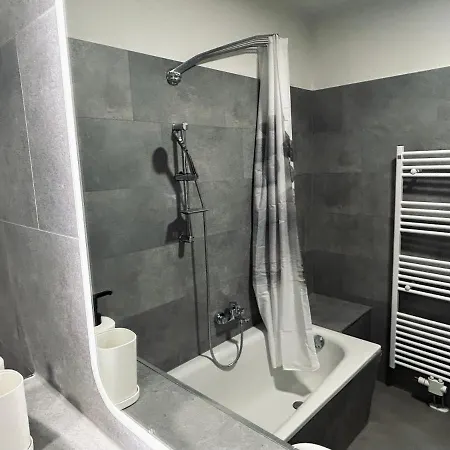 2 Schlafzimmer-balkon-kueche-parkplatz-designerbad Apartment